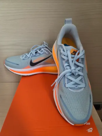 Nike Vomero 18 Running Shoes usato