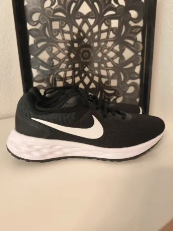 Used Nike Running Shoes bike — image 2 of 5