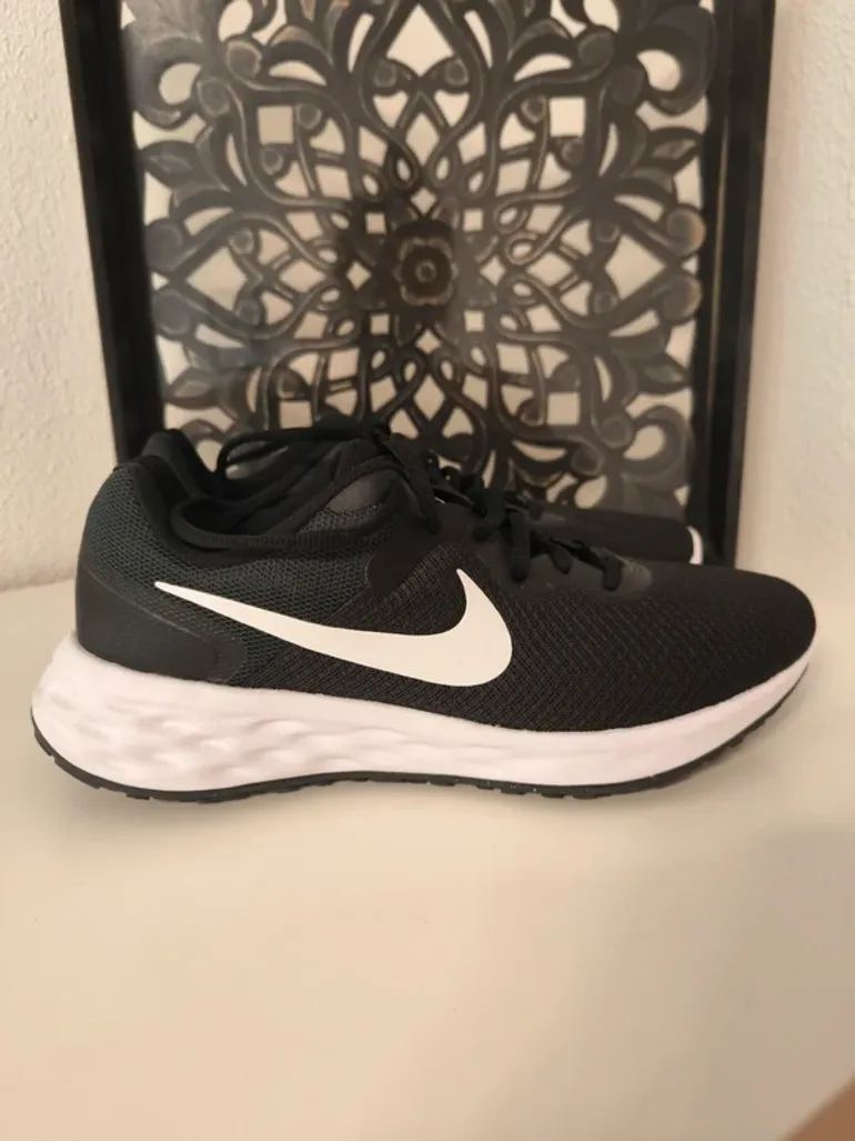 Used Nike Running Shoes bike — image 2 of 5