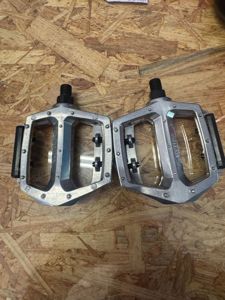 Used Wellgo Flat Pedals bike — image 3 of 3