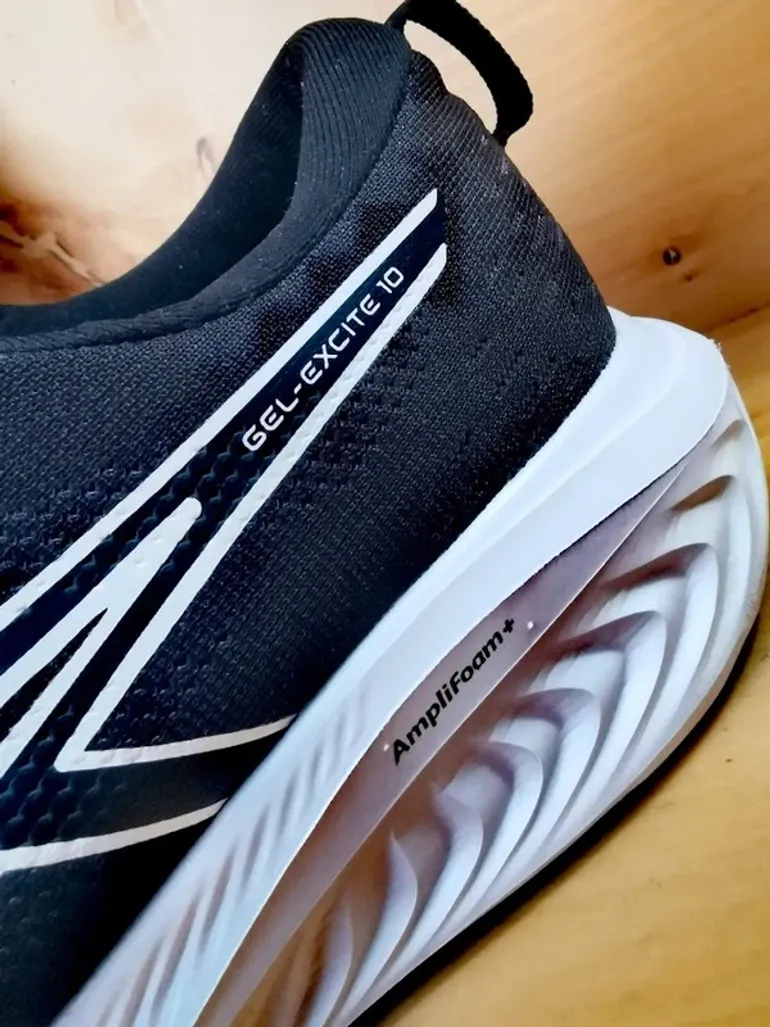 Used Asics Gel-Excite 10 bike — image 8 of 9