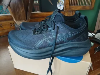 Used Asics GEL-Nimbus 27 Running Shoes
