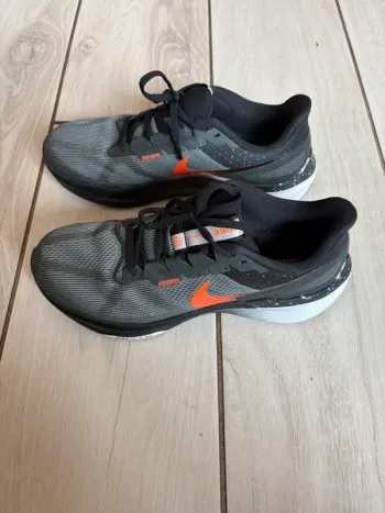 Used Nike Structure 25 Running Shoes