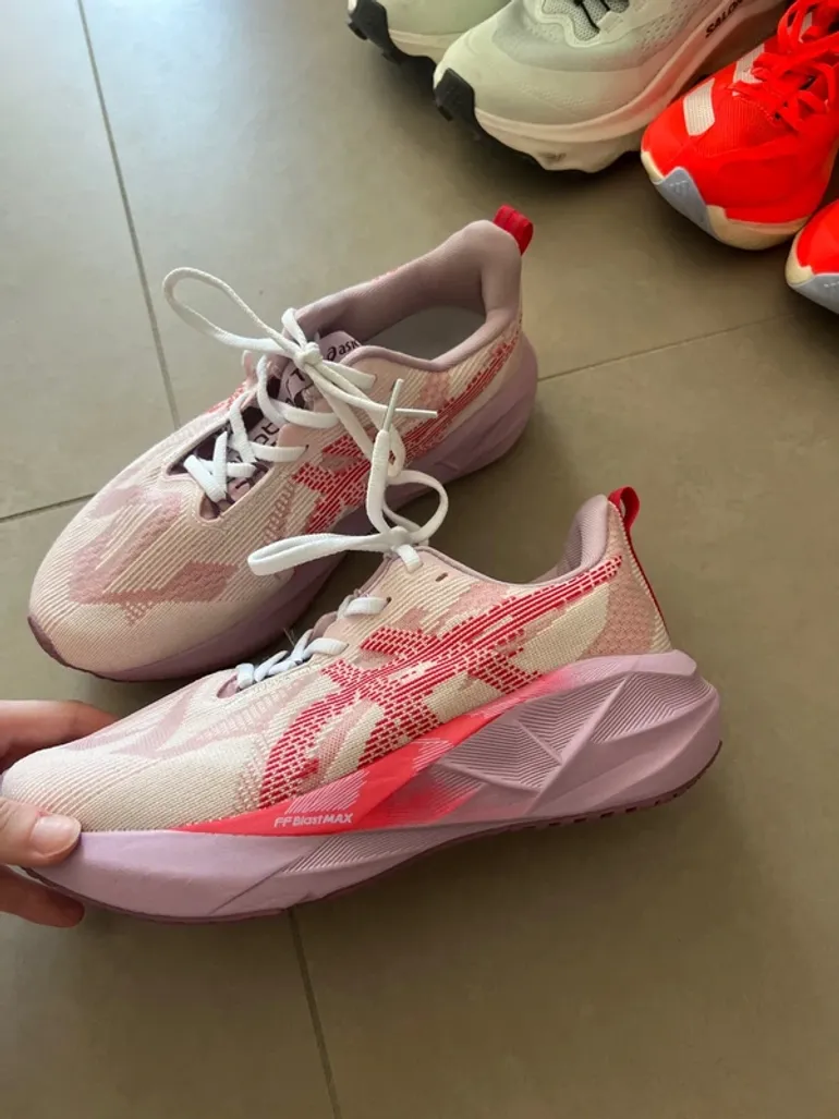 Brugt Asics Novablast bike — billede 2 af 8