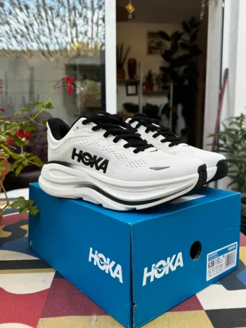 Used Lightweight Bondi 9 Running Shoes