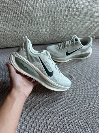 Nike Vomero 18 Running Shoes usato