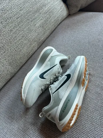 Nike Vomero 18 bike usato — immagine 7 di 7