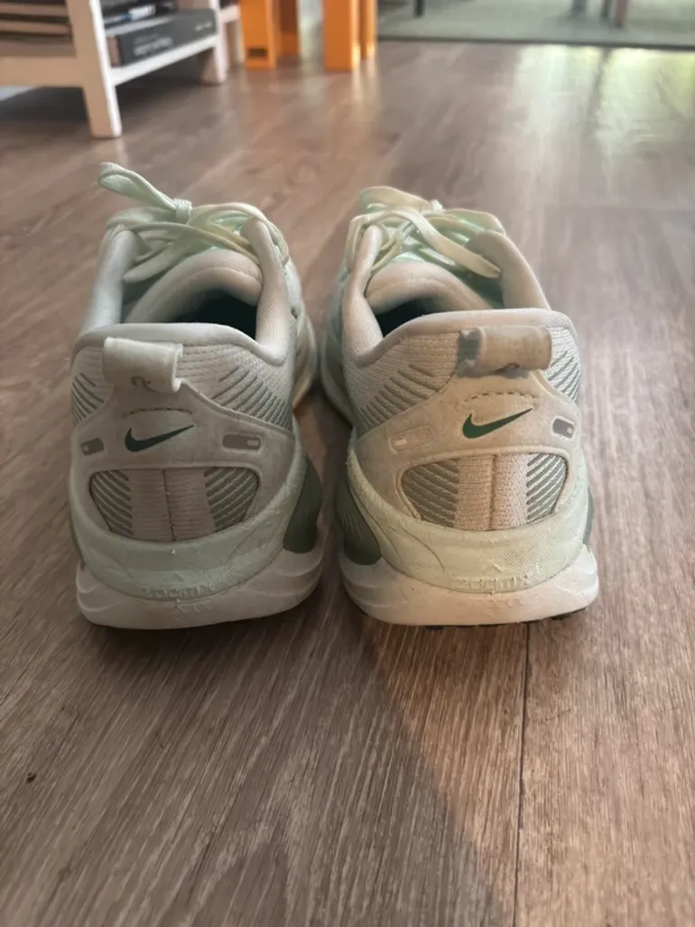 Tweedehands Nike Vomero 18 bike — afbeelding 2 van 10