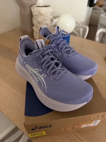 Brugt Asics Nimbus 28 Running Shoes