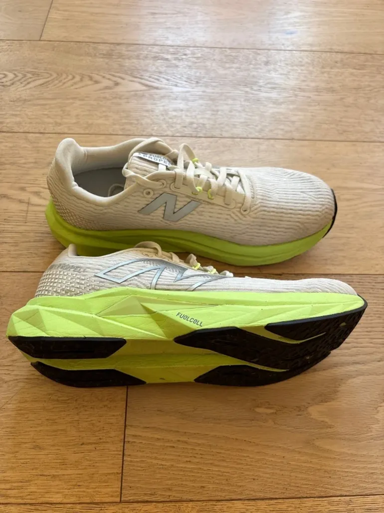 New Balance FuelCell Propelv5 bike usato — immagine 3 di 7