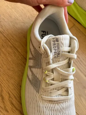 New Balance FuelCell Propelv5 bike usato — immagine 4 di 7