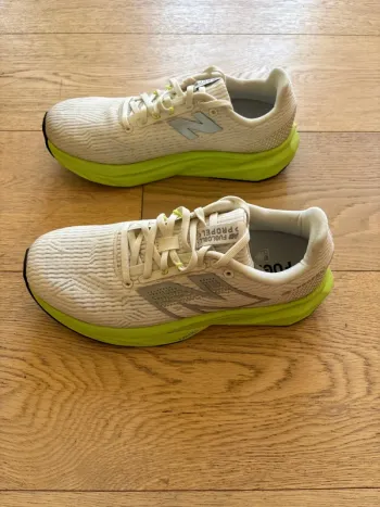 New Balance FuelCell Propelv5 bike usato — immagine 5 di 7