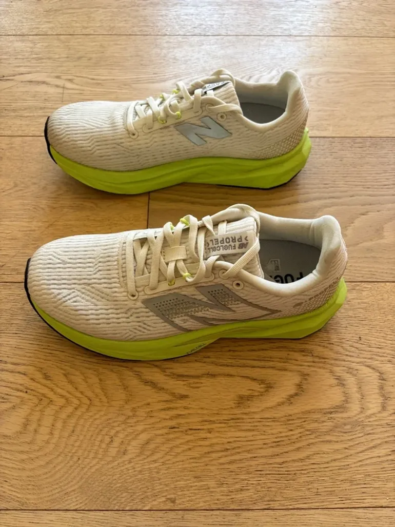 New Balance FuelCell Propelv5 bike usato — immagine 5 di 7