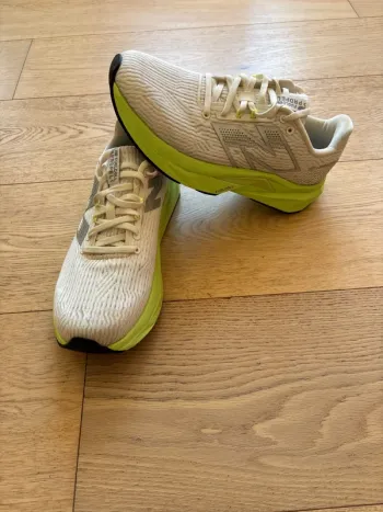 New Balance FuelCell Propelv5 bike usato — immagine 2 di 7