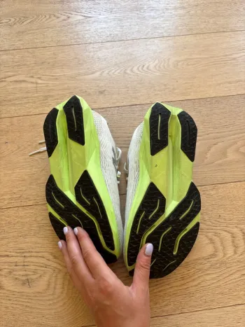 New Balance FuelCell Propelv5 bike usato — immagine 6 di 7