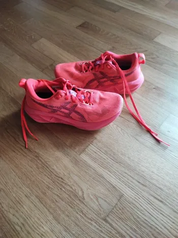 Used Asics Novablast 5 bike — image 2 of 12