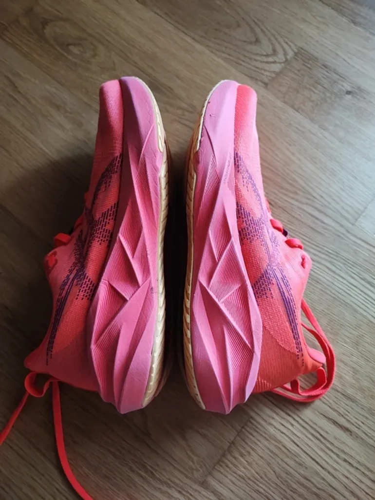 Used Asics Novablast 5 bike — image 10 of 12