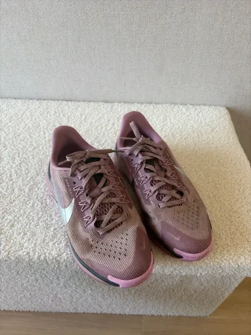 Pegasus Trail Running Shoes usato