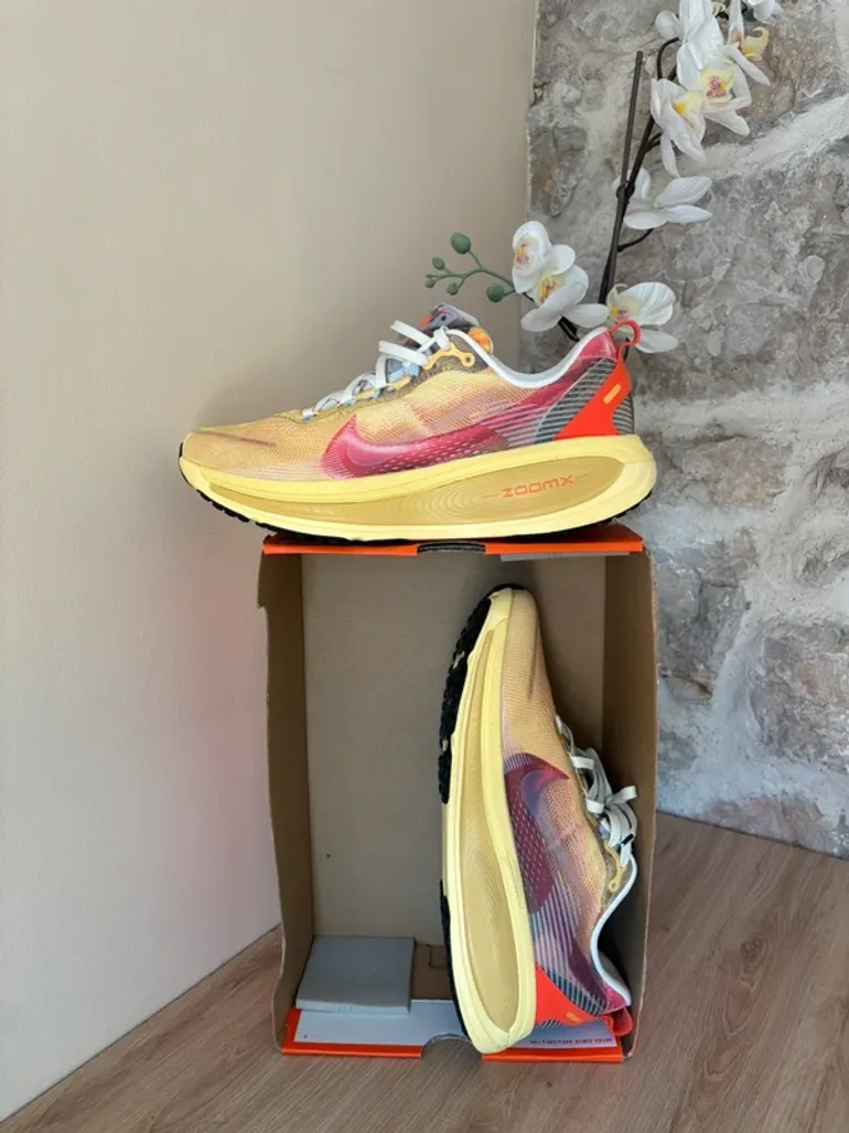 Nike Vomero 18 SE bike usato — immagine 2 di 4