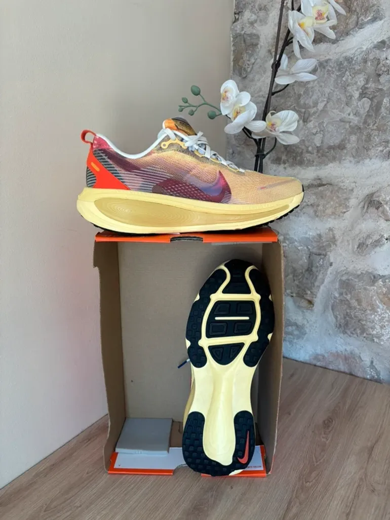 Nike Vomero 18 SE bike usato — immagine 3 di 4