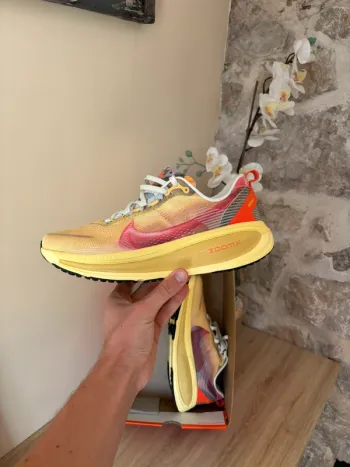 Käytetty Nike Vomero 18 SE Running Shoes