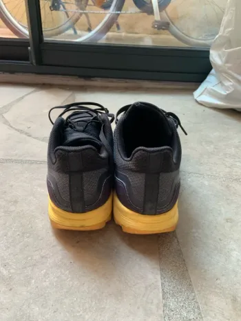 Brugt Adidas Hockey Shoes bike — billede 4 af 7