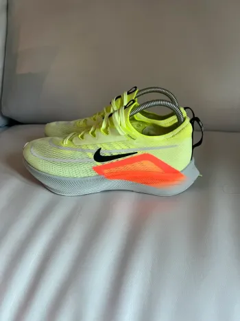 Nike Zoom Fly 4 Running Shoes usato