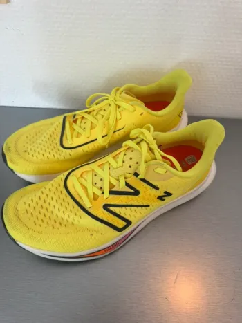 Used New Balance FuelCell Rebel v4 bike — image 2 of 8