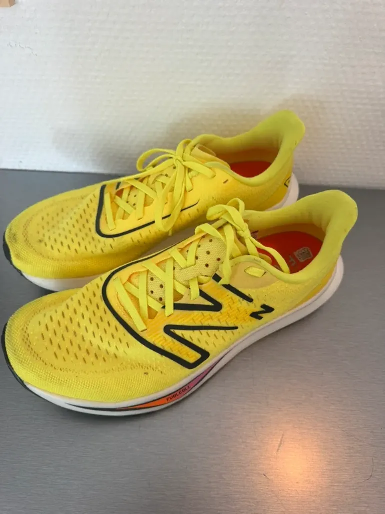 Used New Balance FuelCell Rebel v4 bike — image 2 of 8