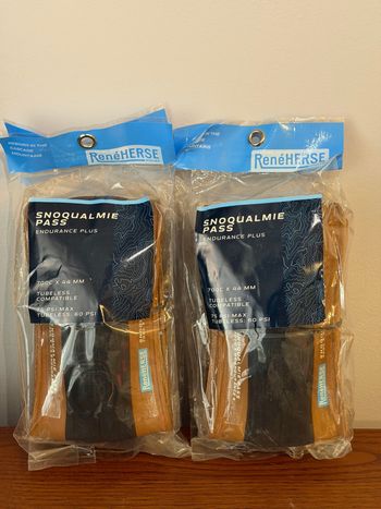 Używany Rene Herse Snoqualmie Pass TC Tire 2025 Tyres & Tubes