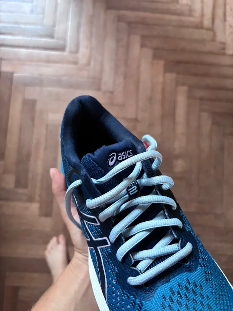 Used Asics Running Shoes bike — image 2 of 4