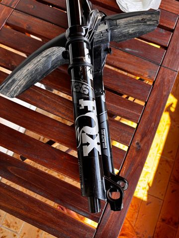 Used Fox 36 Performance Elite GRIPX2 2025 bike — image 8 of 9