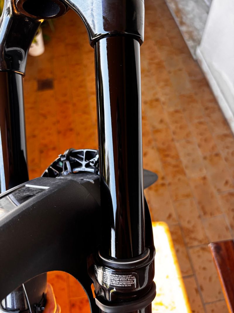 Used Fox 36 Performance Elite GRIPX2 2025 bike — image 4 of 9
