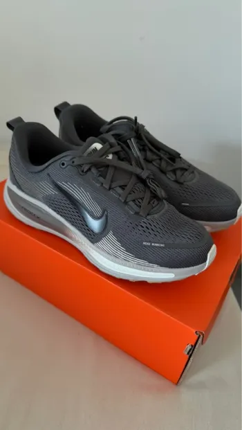 Käytetty Nike Vomero 18 Running Shoes