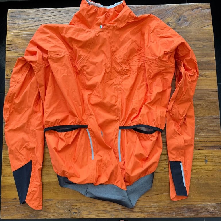 Brugt Q36.5 Rain Shell Jacket L// NEW!! 50% OFF!! 2025 bike — billede 2 af 2
