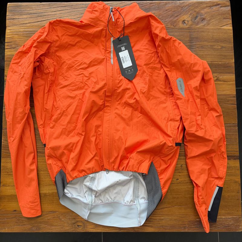 Tweedehands Q36.5 Rain Shell Jacket L// NEW!! 50% OFF!! 2025 Cycling Clothing