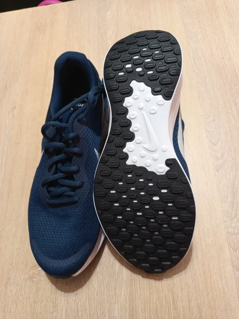 Nike Revolution 7 bike d'occasion — image 2 sur 4