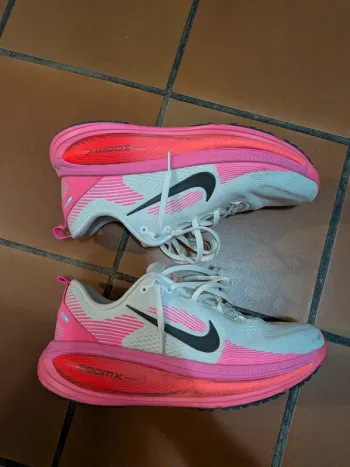 Käytetty Nike Vomero 18 Running Shoes