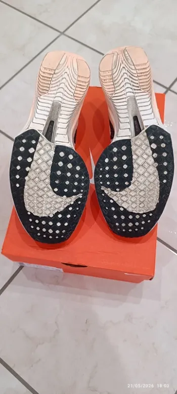 Nike Vaporfly Next% 3 bike usato — immagine 12 di 14