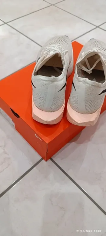 Nike Vaporfly Next% 3 bike usato — immagine 3 di 14