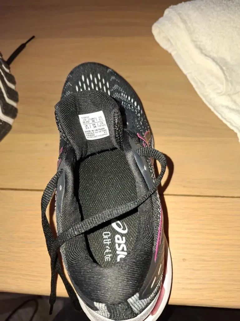 Used Asics Running shoes bike — image 4 of 4