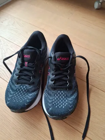 Used Asics Running shoes bike — image 2 of 4