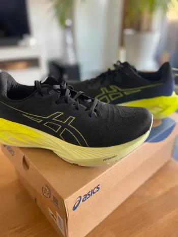 Asics Novablast 4 Running Shoes usato