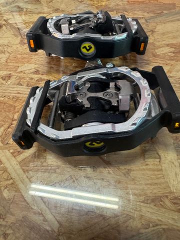 Used Shimano Flat Pedals bike — image 2 of 3