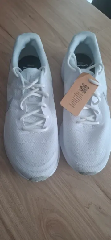 Used White Revolution 7 Running Shoes