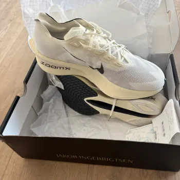 Used Nike ZoomX Vaporfly Next% 4 bike — image 2 of 6
