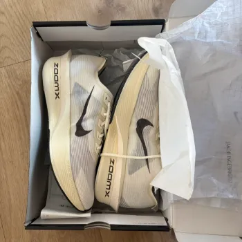 Used Nike ZoomX Vaporfly Next% 4 bike — image 4 of 6