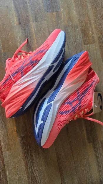 Gebrauchtes Asics Novablast 3 bike — Bild 2 von 4