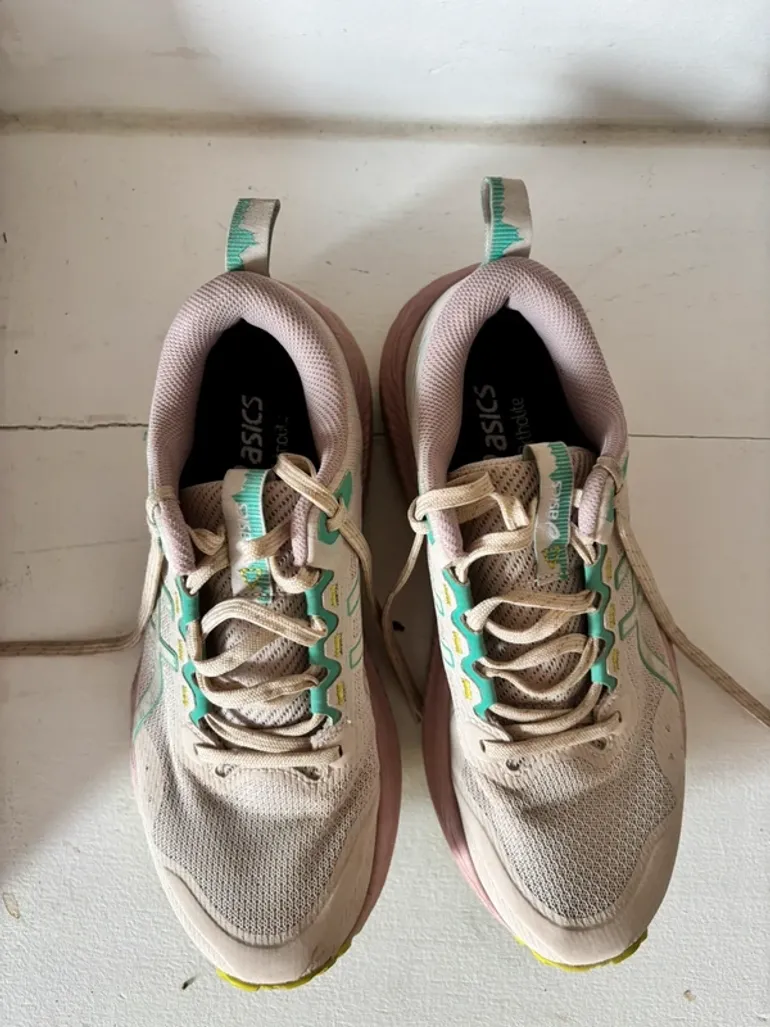 Used Asics Running Shoes bike — image 2 of 3