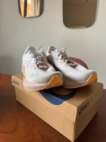 Używany Orange Novablast 5 Running Shoes